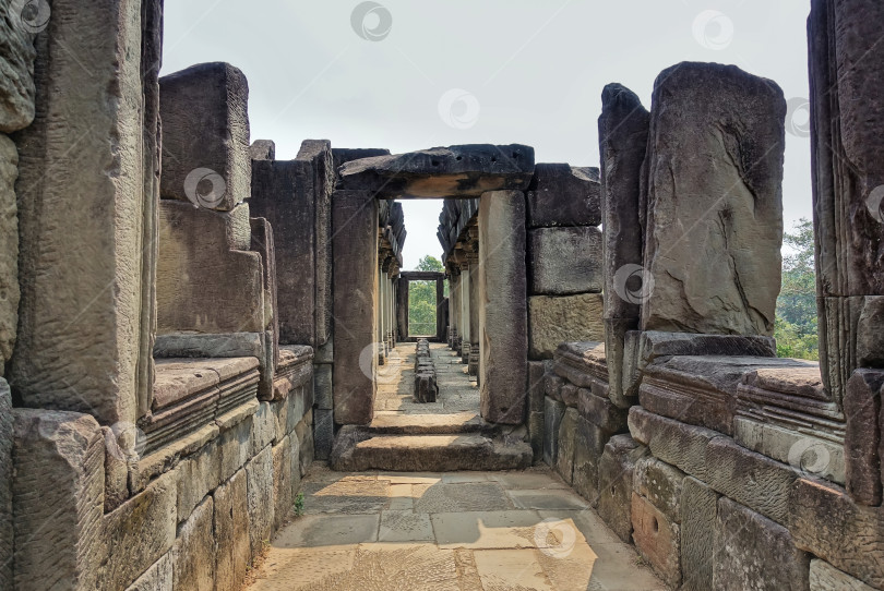 Скачать Полуразрушенный каменный коридор в верхней части храма. фотосток Ozero