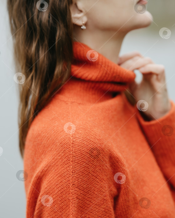 Скачать Женщина в оранжевом вязаном свитере. фотосток Ozero