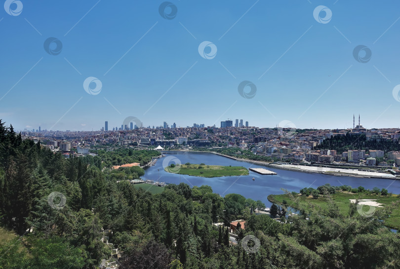 Скачать Панорама Стамбула сверху. На переднем плане - зеленые деревья. фотосток Ozero