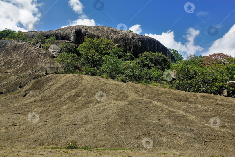 Скачать Живописная скала с закругленной вершиной на фоне голубого неба. фотосток Ozero