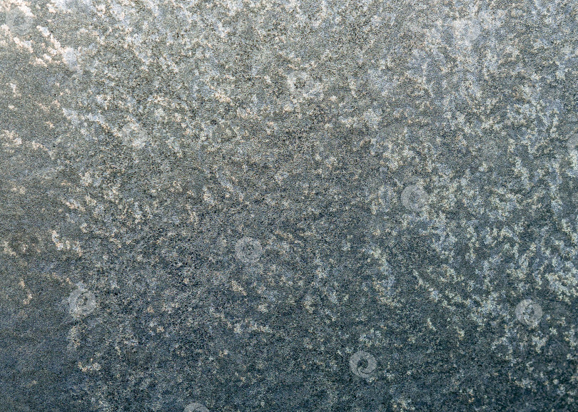 Скачать Морозный рисунок на оконном стекле на рассвете. фотосток Ozero