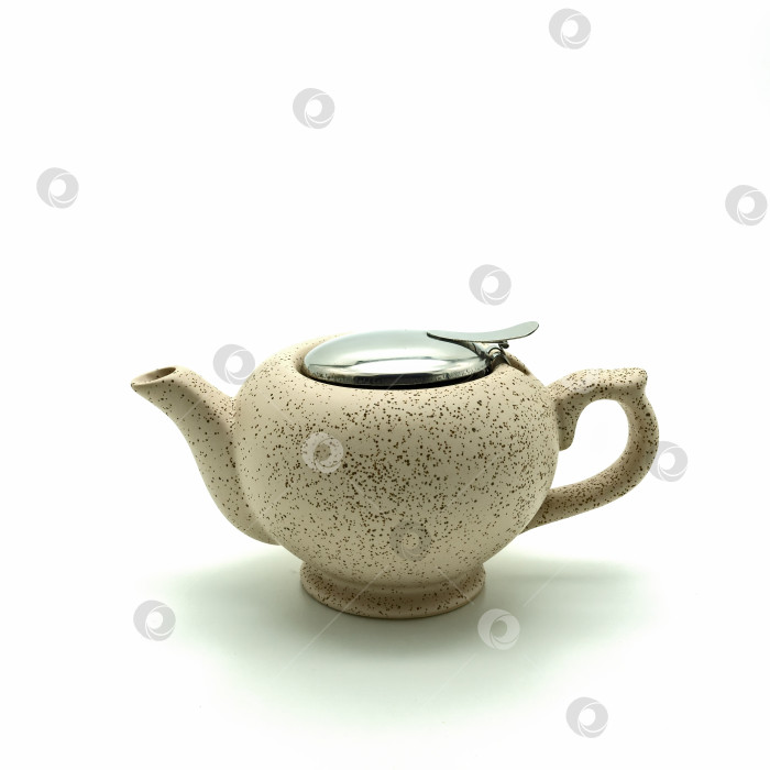 Скачать Керамический чайник бежевого цвета с коричневыми крапинками. фотосток Ozero