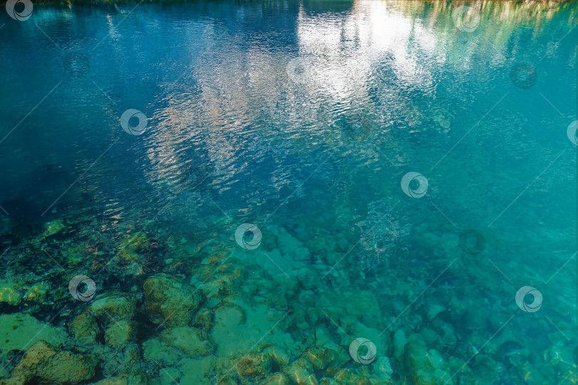 Скачать Аквамариновая вода горного озера спокойна и прозрачна. фотосток Ozero