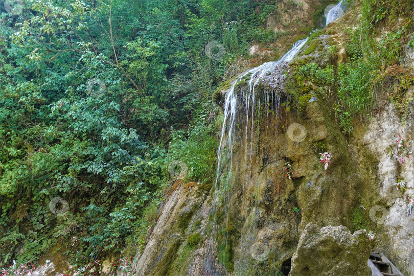 Скачать Ручей стекает по склону горы и образует небольшой водопад фотосток Ozero
