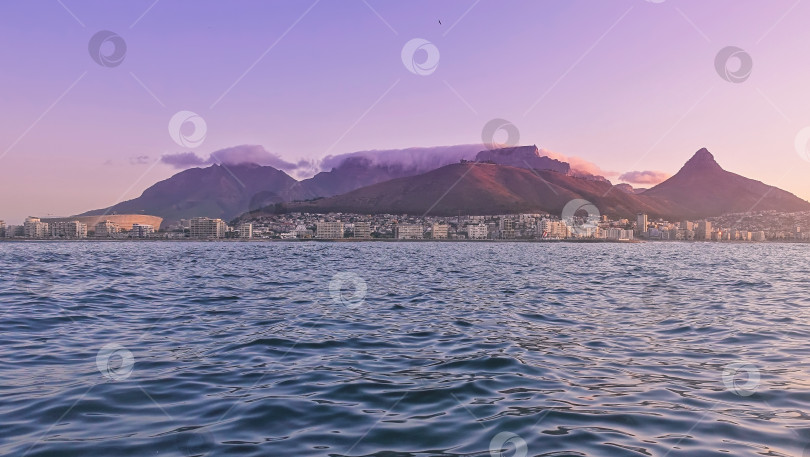 Скачать Кейптаун со стороны Атлантического океана. Сиреневое вечернее небо, фотосток Ozero