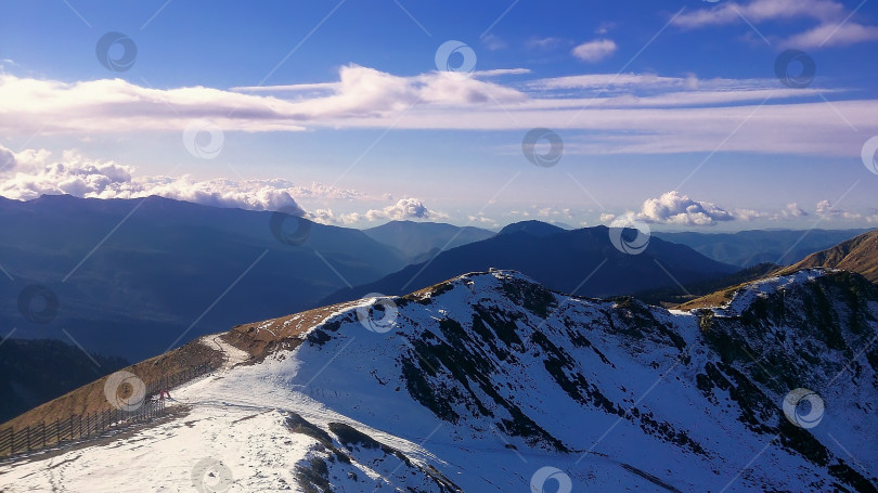 Скачать Солнце освещает вершину Кавказского хребта. фотосток Ozero