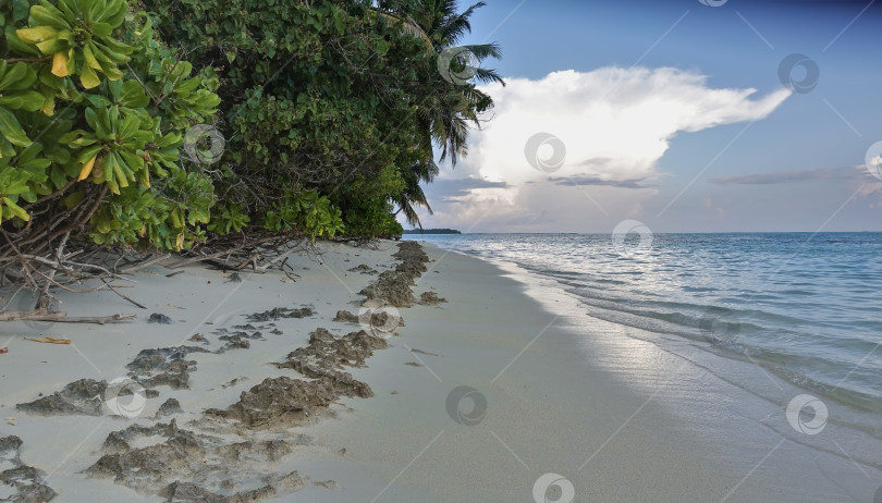 Скачать Тихий пляж на Мальдивах. Бирюзовый океан спокоен. фотосток Ozero