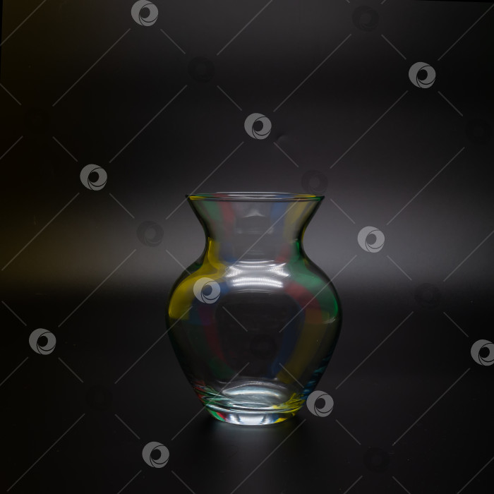 Скачать Стеклянная прозрачная фигурная ваза для цветов. фотосток Ozero