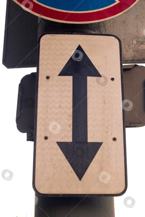 Скачать Дорожный знак с двойной стрелкой крупным планом на улице. фотосток Ozero