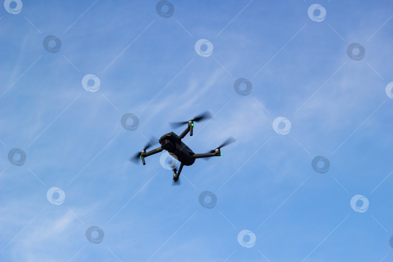 Скачать Квадрокоптер летит в голубом небе. фотосток Ozero