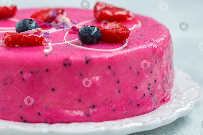 Скачать Домашний муссовый пирог с питахайей и свежими ягодами. Украшенный фотосток Ozero