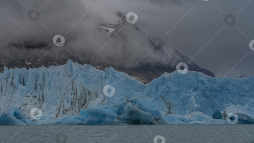 Скачать Знаменитый ледник Перито-Морено. Голубой потрескавшийся лед фотосток Ozero