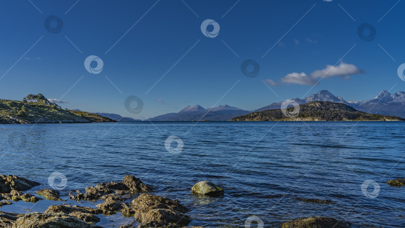 Скачать Красивое голубое озеро с прозрачной водой. фотосток Ozero