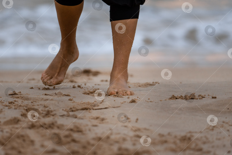 Скачать Концепция пляжного путешествия. Ноги на тропическом песчаном пляже. Ходячие ноги. Крупным планом фотосток Ozero