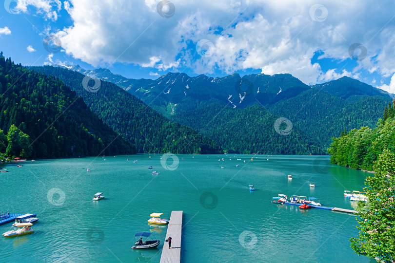 Скачать Озеро Рица, Абхазия. Красивый природный ландшафт с горными и озерными водами. фотосток Ozero
