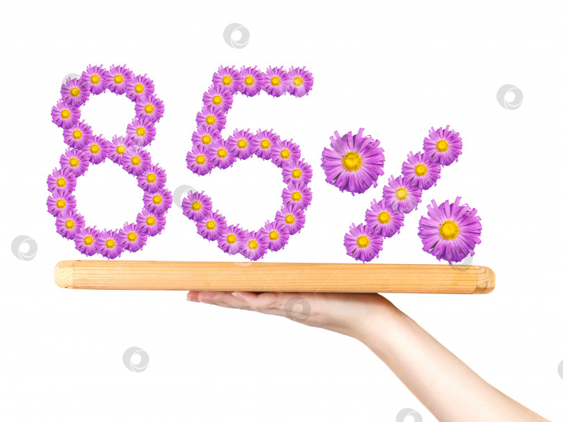 Скачать цифры из фиолетовых цветов на доске, написанные женской рукой, концепция продажи фотосток Ozero