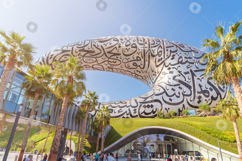 Скачать Дубай, Объединенные Арабские Эмираты - 20 декабря 2022 года: Музей будущего, главный вход. Достопримечательность Дубая. фотосток Ozero
