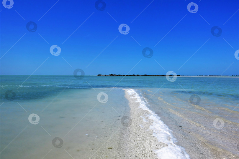 Скачать Узкая песчаная коса в Карибском море. Прозрачная бирюзовая вода спокойна. фотосток Ozero
