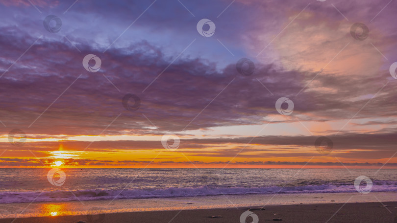 Скачать Пылающий закат над Черным морем.  Россия фотосток Ozero