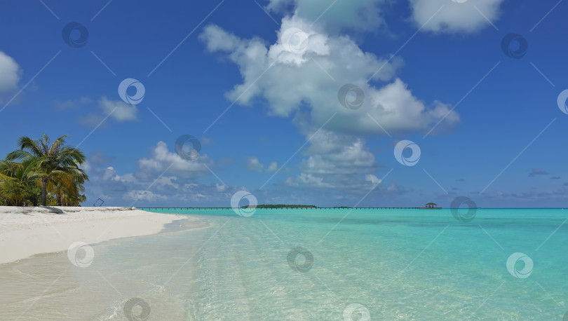 Скачать Аквамариновый спокойный океан с прозрачной водой. Лазурное небо с живописными облаками. = фотосток Ozero