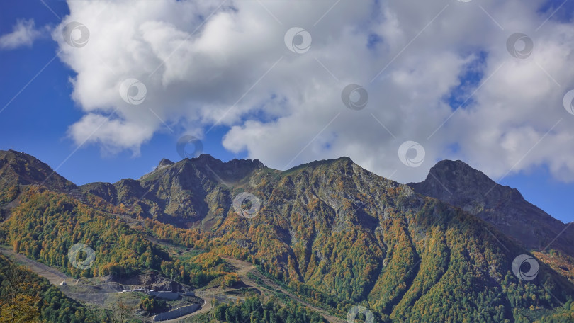 Скачать Кавказский хребет на фоне неба. Над вершинами раскинулись красивые облака. фотосток Ozero