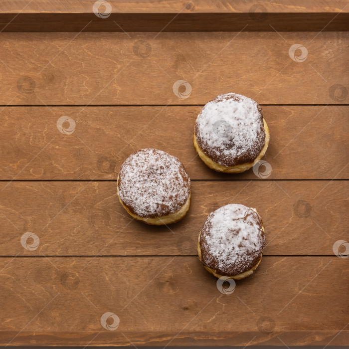 Скачать Три свежих пончика, посыпанных сахарной пудрой фотосток Ozero