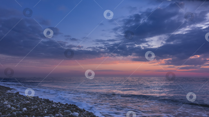 Скачать Закат над морем.  Небо нежных голубых и розовых тонов. фотосток Ozero