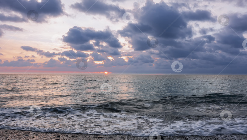 Скачать Осенний закат на берегу Черного моря. Темные тревожные тучи. фотосток Ozero