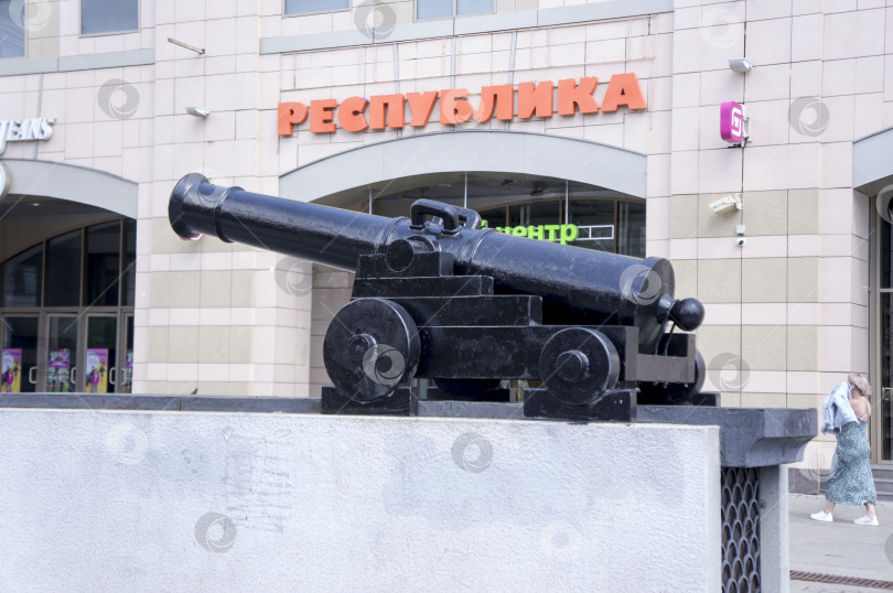 Скачать Казань, Татарстан, Россия - май 2023: Макет старинной пушки в качестве украшения на улице Петербургской фотосток Ozero