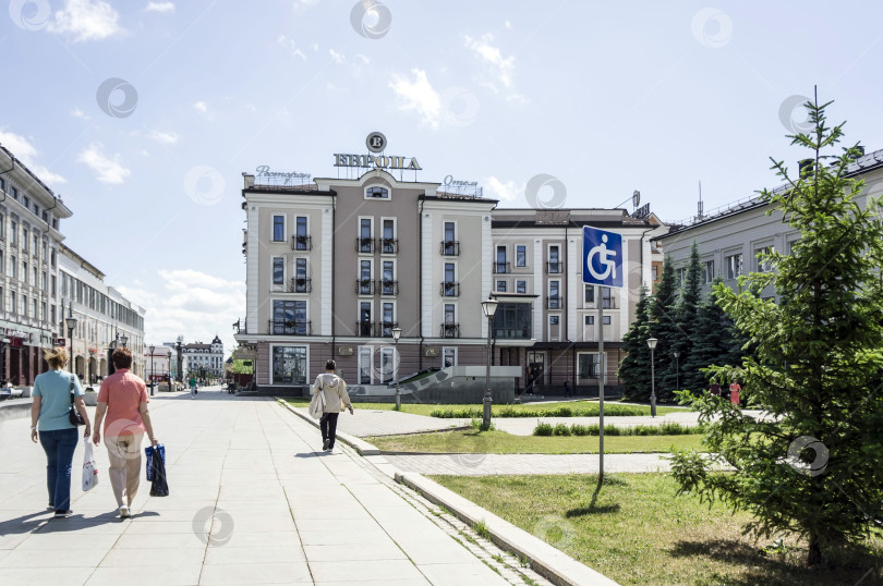 Скачать Казань, Татарстан, Россия - май 2023: Пешеходная зона на улице Петербургской фотосток Ozero