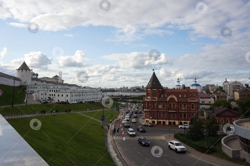 Скачать Казань, Татарстан, Россия - июнь 2023: вид города на стены Кремля и на улицу Батурина фотосток Ozero