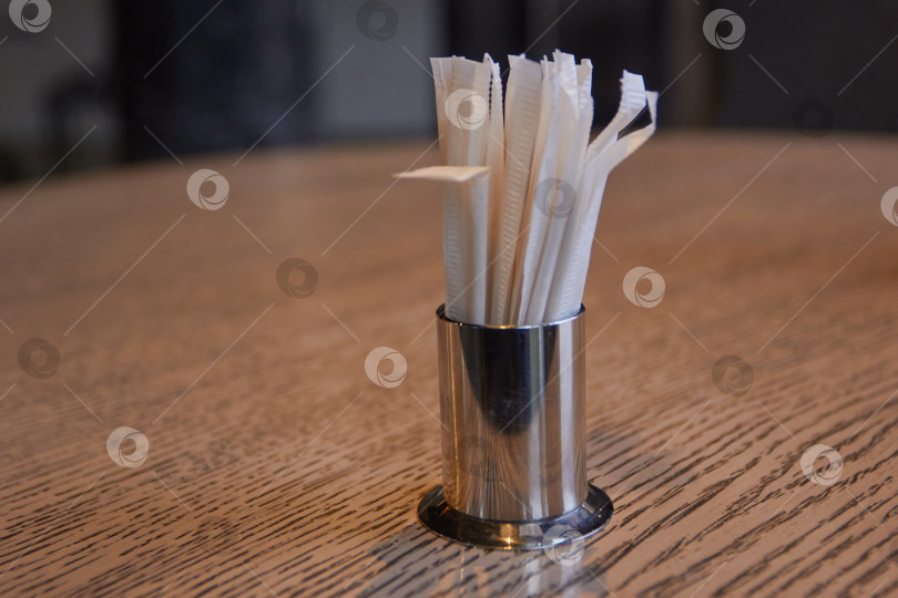 Скачать Фотография металлической подставки с зубочистками на столе. фотосток Ozero