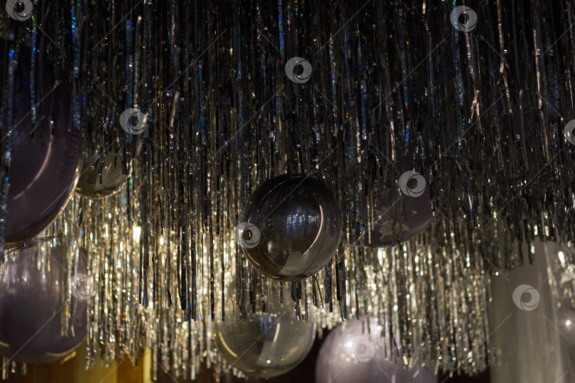 Скачать потолок с серебряными воздушными шарами и дождем из фольги. фотосток Ozero