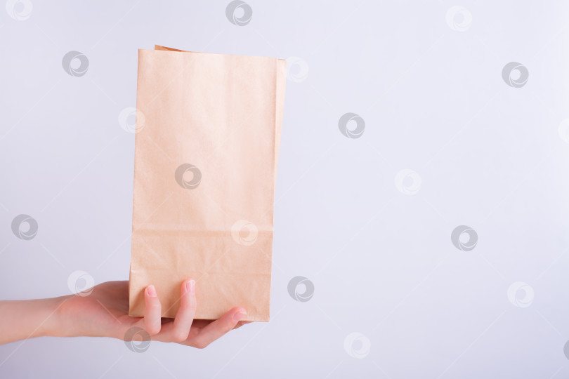 Скачать Одноразовый бумажный пакет с нулевым количеством отходов, пригодный для вторичной переработки, который можно держать в руке фотосток Ozero