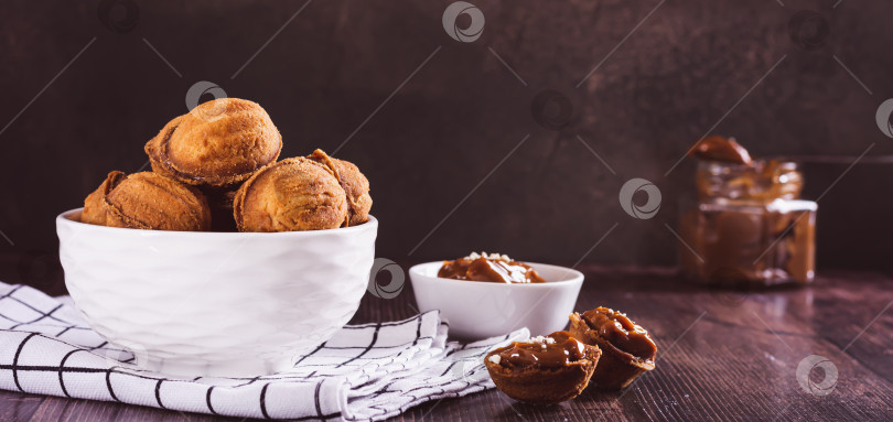 Скачать Тарелочка с печеньем и орехами, залитыми вареной сгущенкой, на подносе фотосток Ozero