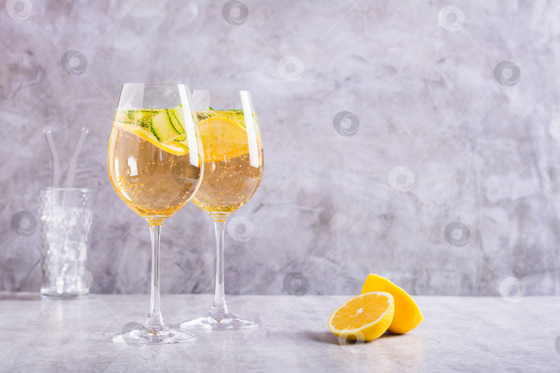 Скачать Летний коктейль hugo spritz с шампанским, огурцом, лимоном и фотосток Ozero
