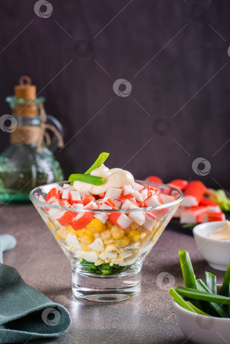 Скачать Крабовый салат из рыбных палочек, яиц, лука и кукурузы в миске на фотосток Ozero