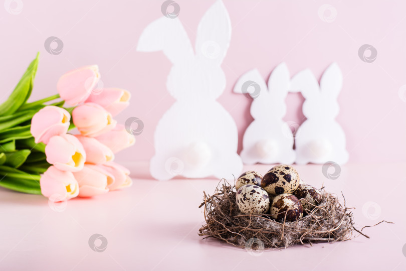 Скачать Счастливое пасхальное гнездышко с перепелиными яйцами, семейством белых кроликов и букетом фотосток Ozero