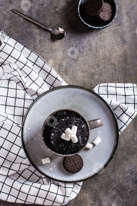 Скачать Кружка для быстрого приготовления шоколадного торта с зефиром на тарелке на вкладке фотосток Ozero