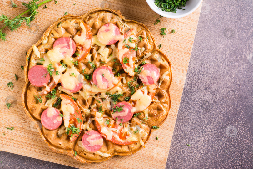 Скачать Крупным планом вафельная пицца с помидорами, сосисками, сыром и зеленью фотосток Ozero