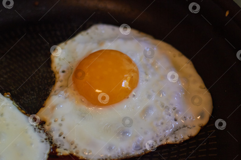 Скачать Фото яичница-болтунья с жареным яичным желтком и белком фотосток Ozero