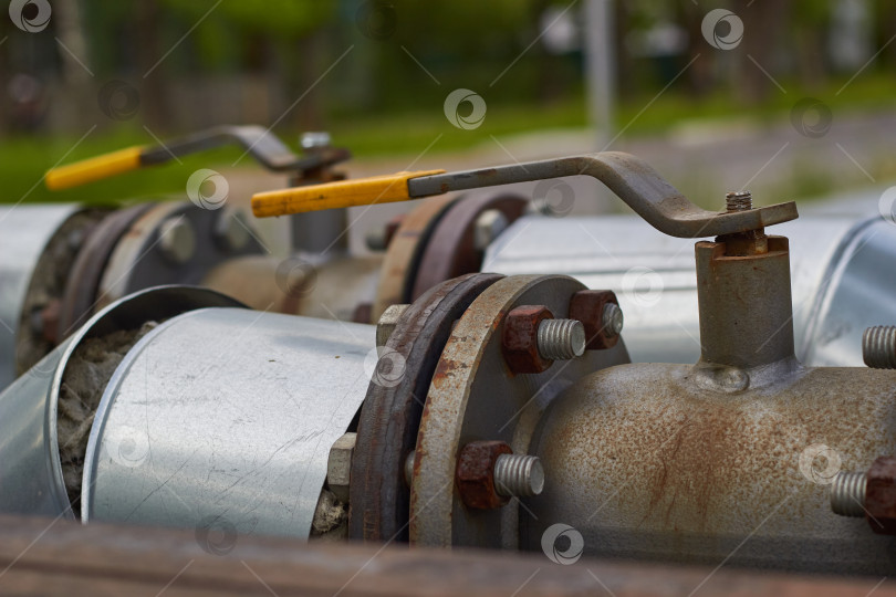 Скачать Фотография металлических газовых труб с кранами. фотосток Ozero