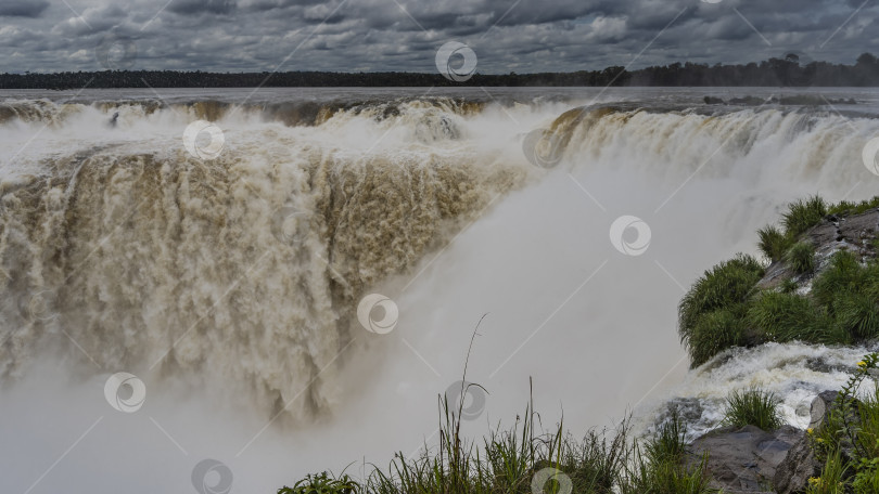 Скачать Мощные потоки водопада низвергаются в пропасть. фотосток Ozero