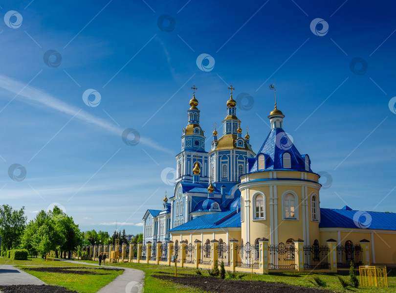 Скачать Россия, Ульяновск, 9 мая 2023 года: Спасо-Вознесенский собор на фоне неба фотосток Ozero