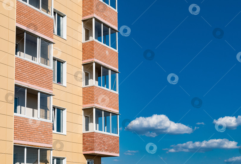 Скачать Фрагмент жилого дома на фоне неба. фотосток Ozero
