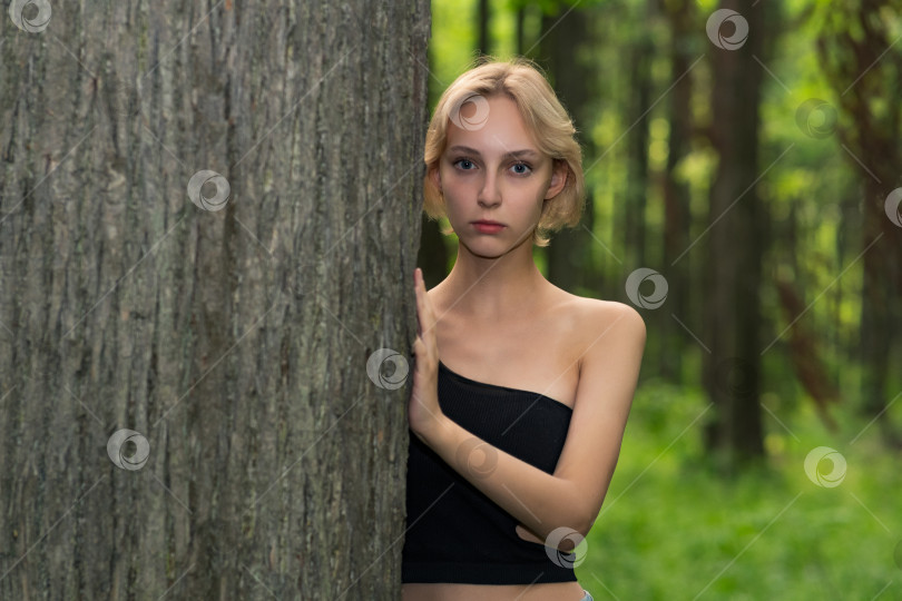 Скачать красивая молодая женщина рядом с деревом в лесу фотосток Ozero