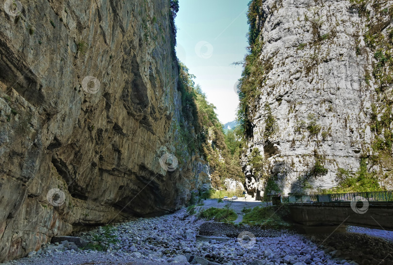 Скачать Дорога проходит по ущелью, между отвесными скалами. фотосток Ozero