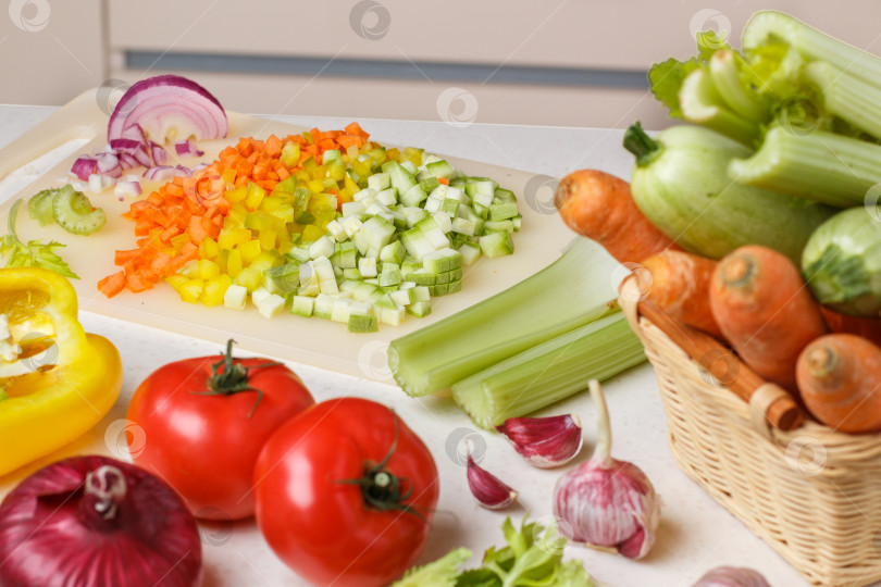 Скачать Нарезанные свежие овощи для приготовления. Морковь, цуккини, сельдерей, фотосток Ozero