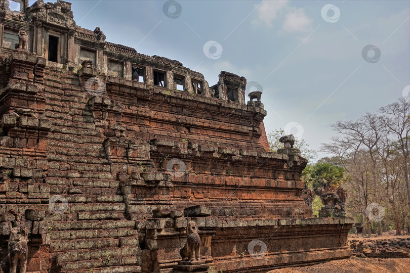 Скачать Храм Пхимеанакас в знаменитом Ангкоре. фотосток Ozero