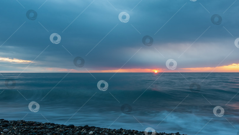 Скачать Между бирюзовой водой и темно-синими облаками виднеется узкая полоска неба. Черное море фотосток Ozero